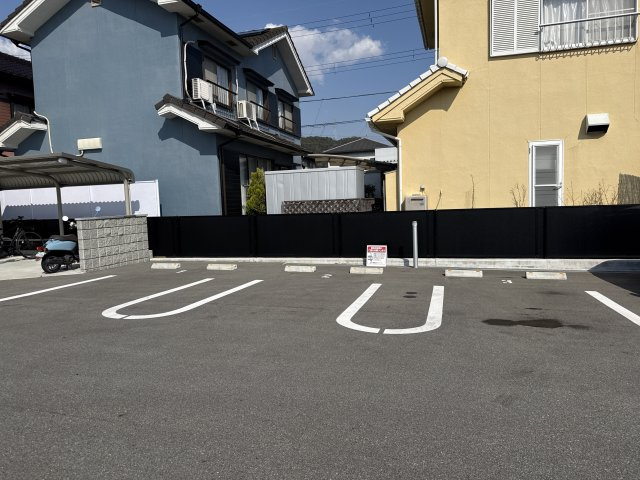 シーズンテラス勝原の駐車場