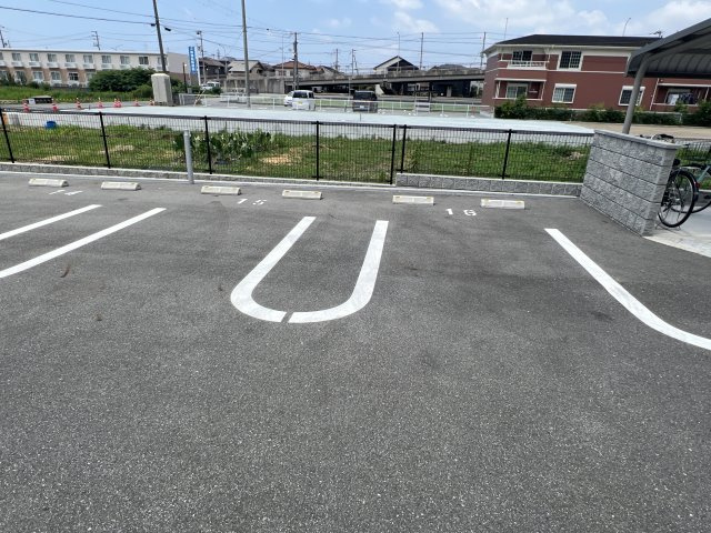 シーズンテラス勝原の駐車場