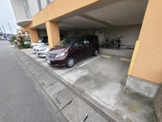 ラ・メール壱番館の駐車場|屋根付き駐車場