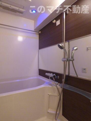 【浴室】 | アイセレブ箱崎浪漫邸(アイセレブハコザキロマンテイ) | 別号室の写真になります。現況優先。