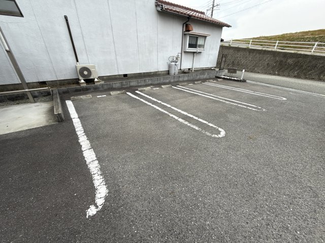 メゾンドハーモニーⅢの駐車場