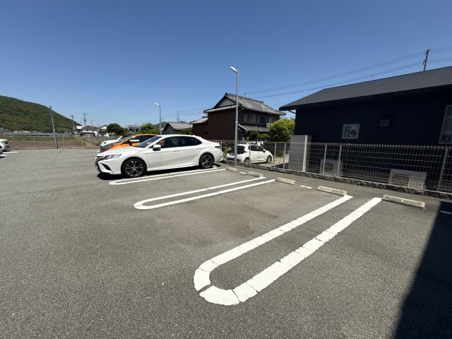 ローヤルヴィラ勝原の駐車場
