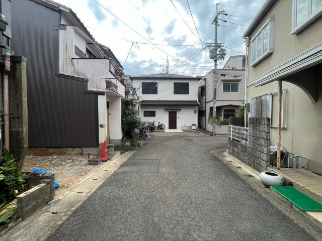 地下鉄・京阪『御陵』駅まで徒歩７分●現況更地●建築条件無し売土地●山科区御陵久保町の前面道路含む現地写真|前道(令和５年１０月撮影)