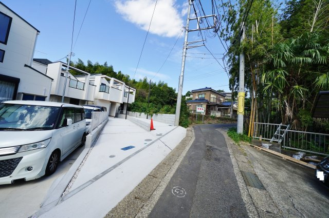 【横浜市旭区上川井町123-11全2棟新築戸建て１号棟】★仲介手数料無料★（上川井小学校・都岡中学校）の前面道路含む現地写真