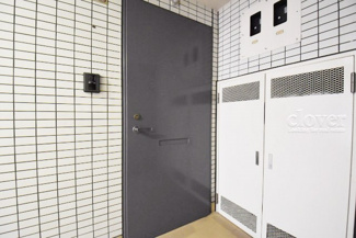 【その他共用部分】 | レトロ感を感じさせる玄関ドア。中古物件の場合、ドア自体は交換できませんが、お部屋の購入後、カギの交換は推奨しております。～即日のご見学可能～　お問合せはお気軽にどうぞ。