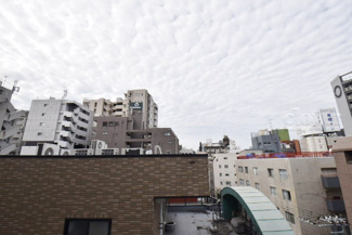 【展望】 | 眼前に広がる空の雄大さと、このお部屋の自慢の一つである「眺望」をご覧ください。毎日、この景色を独り占めできる新生活に夢が広がります。～即日のご見学可能～　お問合せはお気軽にどうぞ。