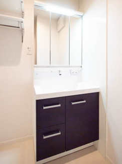 【洗面所】 | ShaMaison SOLUTIONS VIII | 三面鏡シャワー付き洗面台です。横は室内洗濯機置き場です。稼働棚もあって便利。