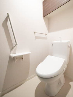 【トイレ】 | ShaMaison SOLUTIONS VIII | おしゃれな手すりの付いた温水洗浄便座です。収納棚もあります♪