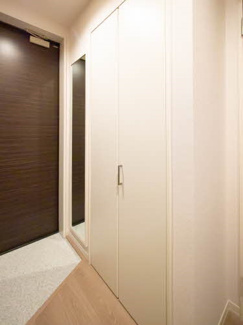 【玄関】 | ShaMaison SOLUTIONS VIII | 全身ミラーもあるので朝の身だしなみもバッチリ！？