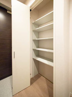 【収納】 | ShaMaison SOLUTIONS VIII | 扉の付いた玄関収納もあります。