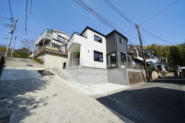 【横浜市旭区上川井町3055-10新築戸建て】★仲介手数料無料★（上川井小学校・都岡中学校）の前面道路含む現地写真