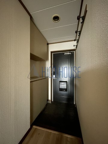 ビレッジハウス東松山タワー1号棟の玄関