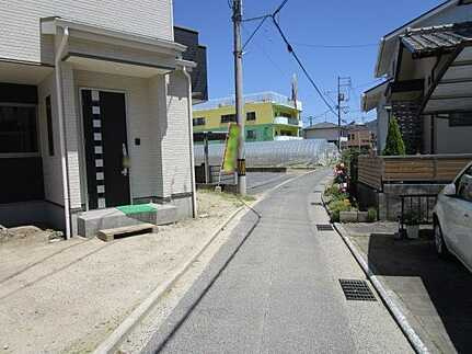 広島市安佐南区川内２丁目　新築一戸建ての前面道路含む現地写真