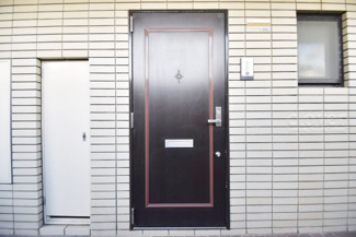 【その他共用部分】 | 皆様をお迎えする、お部屋の玄関ドア。開けやすさや開放角度、ドアノブの操作しやすさや鍵の形状などを、現地で一度ご確認ください。～即日のご見学可能～　お問合せはお気軽にどうぞ。