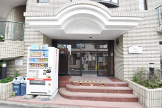 【エントランス】 | お客様を、そして住人を出迎えてくれるマンションのエントランス。ゴミが落ちていないことからも、管理状態の良さや住民の節度の高さが見て取れます。～即日のご見学可能～　お問合せはお気軽にどうぞ。