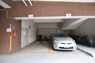 【駐車場】 | マンションの駐車場スペース。空きの有無や駐車料金、サイズ規定などについては、改めてお問い合わせください。～即日のご見学可能～　お問合せはお気軽にどうぞ。