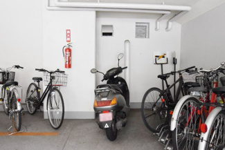 【駐車場】 | バイク置き場。空き区画の有無や駐輪料金、サイズおよび排気量規定などについては、改めてお問い合わせください。～即日のご見学可能～　お問合せはお気軽にどうぞ。