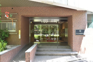 【エントランス】 | お客様を、そして住人を出迎えてくれるマンションのエントランス。ゴミが落ちていないことからも、管理状態の良さや住民の節度の高さが見て取れます。～即日のご見学可能～　お問合せはお気軽にどうぞ。