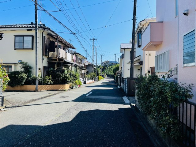 日の出町大久野　中古戸建の前面道路含む現地写真