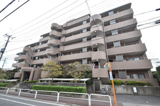 【外観】 | 手入れの行き届いた外壁やエントランスなど、「見ればわかる」レベルで清潔感を保ったマンションです。築年数を感じさせない姿で皆様をお出迎えします。～即日のご見学可能～　お問合せはお気軽にどうぞ。