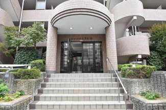 【エントランス】 | マンションの正面エントランス。出入りする人間を癒してくれるマンション入り口であり、その建物の「顔」でもあります。～即日のご見学可能～　お問合せはお気軽にどうぞ。