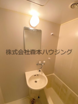 【洗面所】 | 　京阪プリンスマンション | 明るい洗面所です
