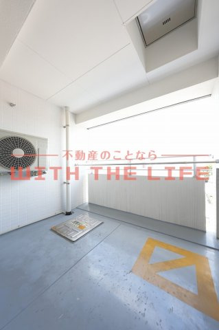 ALLEYⅢ（アレイスリー）【10,000円キャッシュバック対象物件】のバルコニー|きれいな内装です