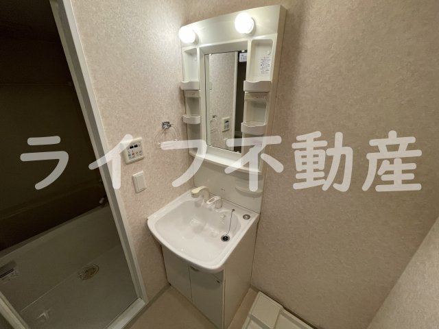 CASSIA高井田North Courtの独立洗面台|独立洗面台、小物を置くことができて便利です