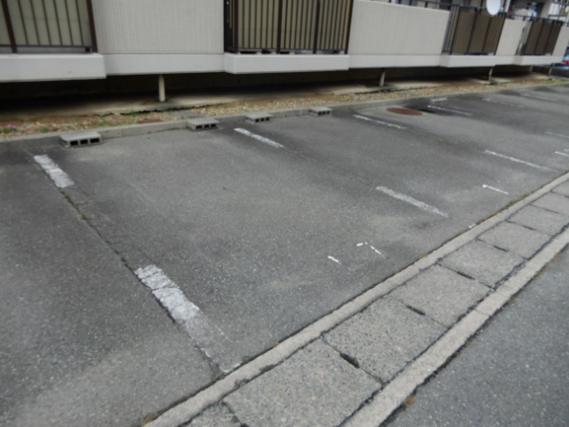 サニーハイツ嵐山の駐車場