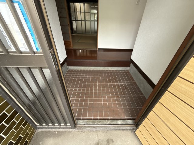 新在家中の町貸家の玄関