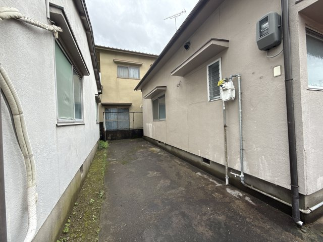 新在家中の町貸家の駐車場