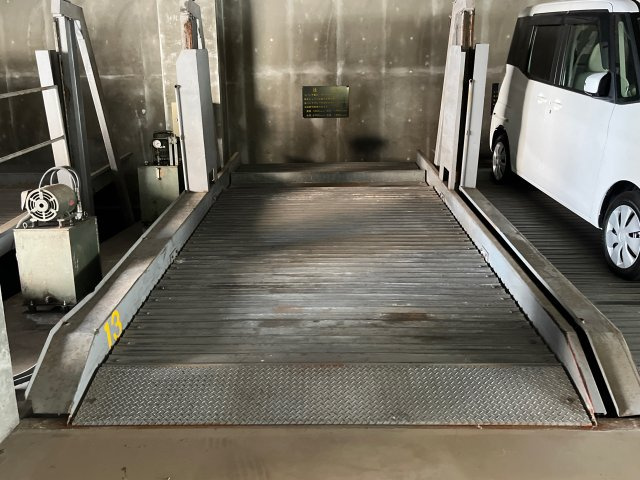 メゾン・セルベイルの駐車場