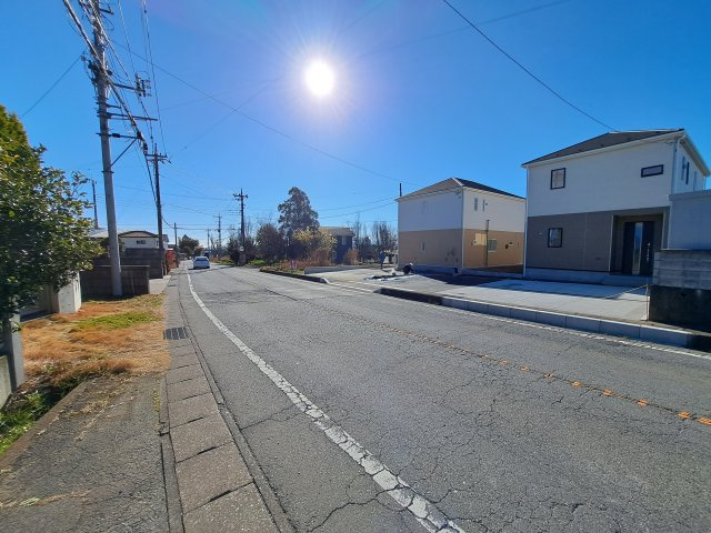 新築　高崎市足門町第6　クレイドルガーデン　1号棟の前面道路含む現地写真|現地写真　北東側接道幅員約9.5ｍ
