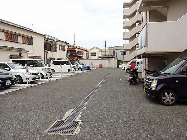 セントエルモ高石の駐車場|カースペースがあります