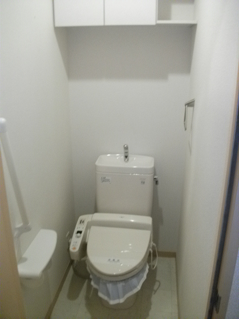 シャーメゾン美央のトイレ|独立洗面台、朝の身支度には欠かせません