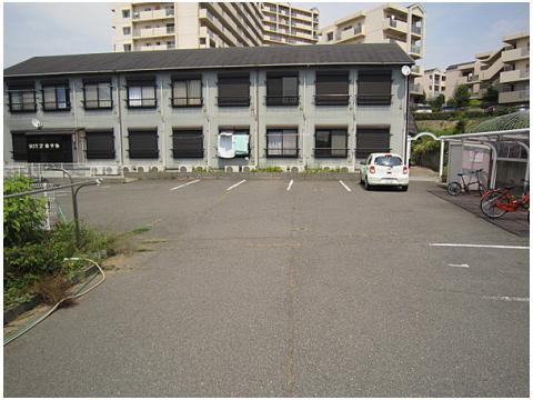シャンソン 和泉中央の駐車場|駐車場があるので、車を買う予定の方も安心です