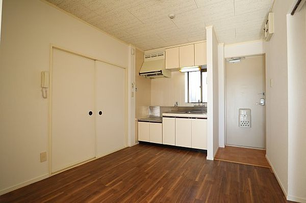 伏屋PCハイツの居間・リビング|ゆったりとしたリビングです