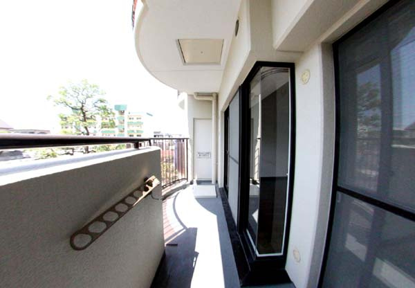 フローラル岸和田のバルコニー|外からの目が気にならないバルコニーで洗濯物が干せます