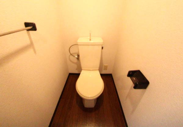 フローラル岸和田のトイレ|落ち着いた色調のトイレです