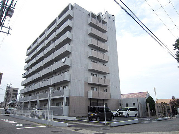 クロスロウズ荒木街の駐車場|車をお持ちの方に嬉しい駐車場付きの物件です