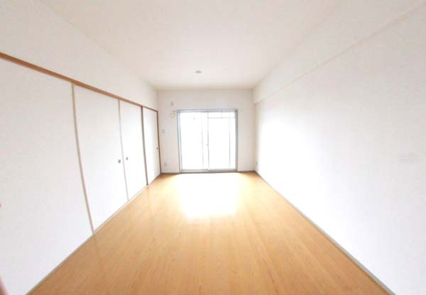 プリムローズ岸和田の居間・リビング|ゆったりとした居間です