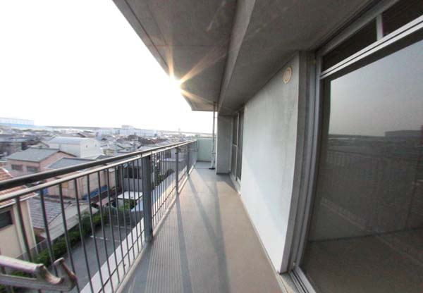 プリムローズ岸和田のバルコニー|外からの目が気にならないバルコニーで洗濯物が干せます