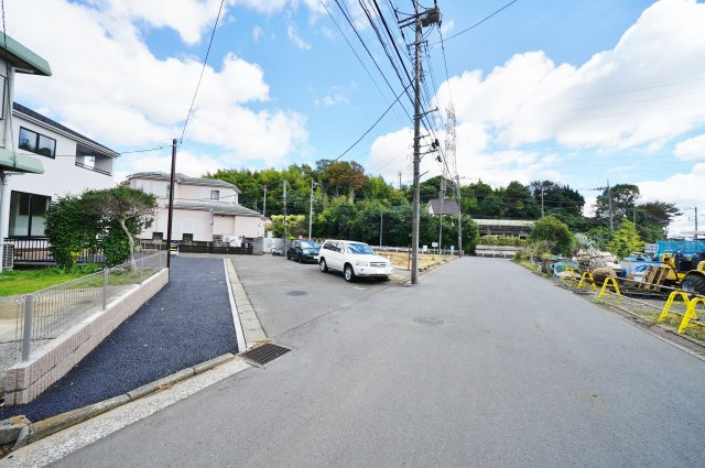 【横浜市瀬谷区阿久和南３丁目3-20新築戸建て】★仲介手数料無料★（原小学校・原中学校）の前面道路含む現地写真