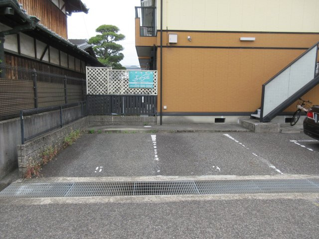 アムールKOHBEの駐車場