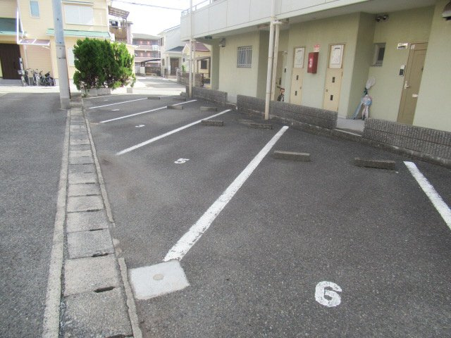 ハイフラット静徳の駐車場