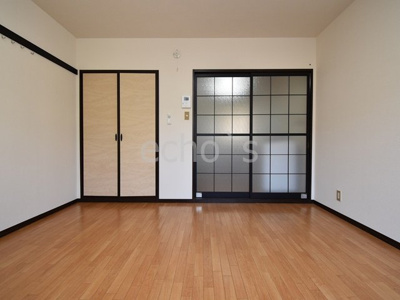 【居間・リビング】 | コーポせいまB | こちらの居間で趣味の時間をお楽しみください