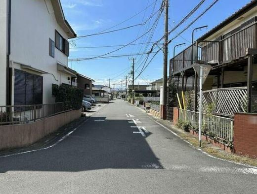 【土地】鶴ヶ島市羽折町建築条件無し売地の前面道路含む現地写真|前面道路含む現地写真です