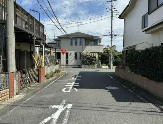 【土地】鶴ヶ島市羽折町建築条件無し売地の前面道路含む現地写真|前面道路含む現地写真です