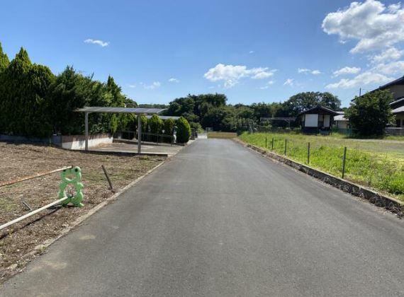 【土地】比企郡鳩山町大橋建築条件無し売地Aの前面道路含む現地写真|前面道路含む現地写真です