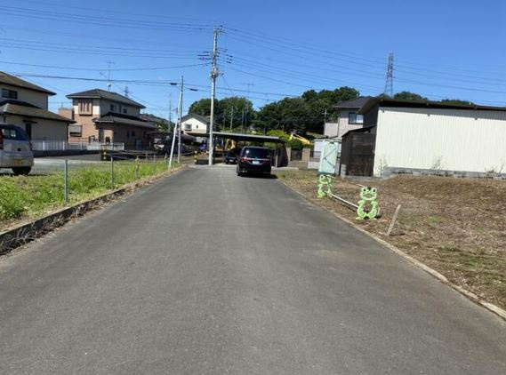 【土地】比企郡鳩山町大橋建築条件無し売地Bの前面道路含む現地写真|南道路に面しております！
